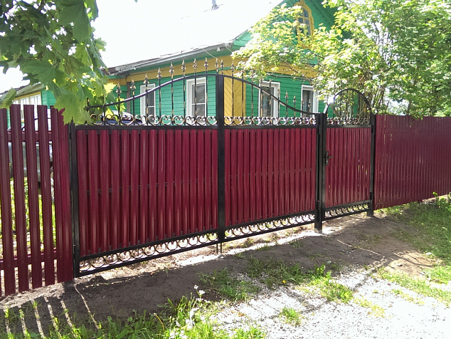 Купить Комбинированный металлоштактеник бордового цвета забор в Москве по цене от 2450 руб. Комбинированный металлоштактеник бордового цвета забор купить Москва